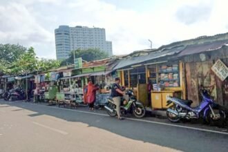 Salah satu pembeli sedang berbincang dengan penjual, Kamis (08/01/2026). (dul)