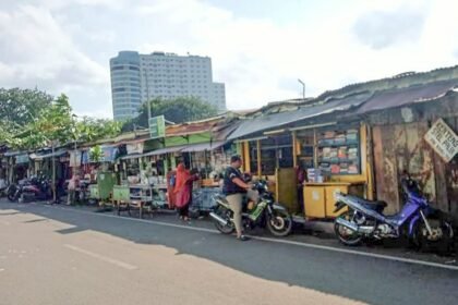 Salah satu pembeli sedang berbincang dengan penjual, Kamis (08/01/2026). (dul)