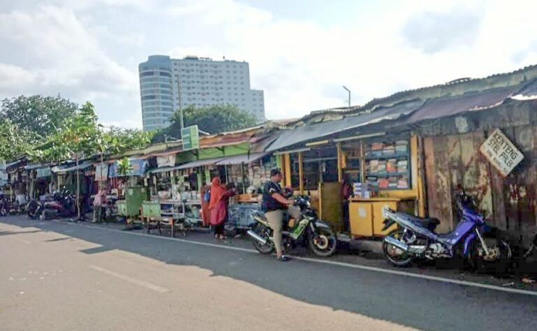 Salah satu pembeli sedang berbincang dengan penjual, Kamis (08/01/2026). (dul)