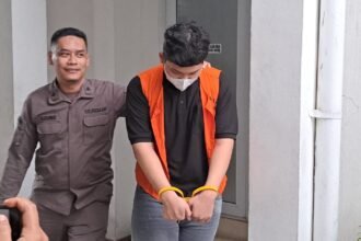 Chiko Radityatama Agung Putra melempem saat digelandang petugas menuju penjara.