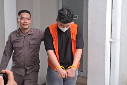 DIBAWA PETUGAS: Chiko Radityatama Agung Putra, kreator konten cabul saat dibawa petugas menuju penjara. (Foto: Bae)