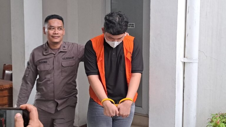 DIBAWA PETUGAS: Chiko Radityatama Agung Putra, kreator konten cabul saat dibawa petugas menuju penjara. (Foto: Bae)