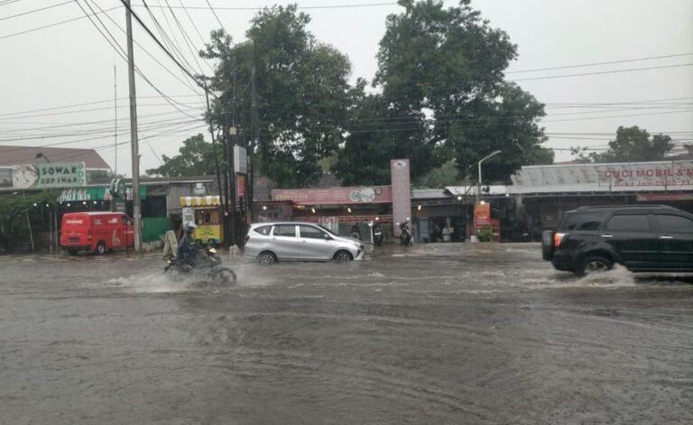 Pengendara motor menerjang banjir di Jl WR Supratman, Semarang, Jum'at (9/1/2026). (dul)