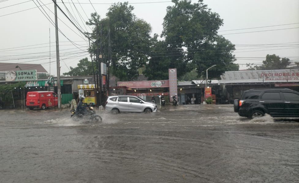 Pengendara motor menerjang banjir di Jl WR Supratman, Semarang, Jum'at (9/1/2026). (dul)