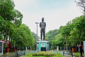 Patung RM Bambang Soeprapto berdiri tegak di Taman Gajahmungkur, Kota Semarang.