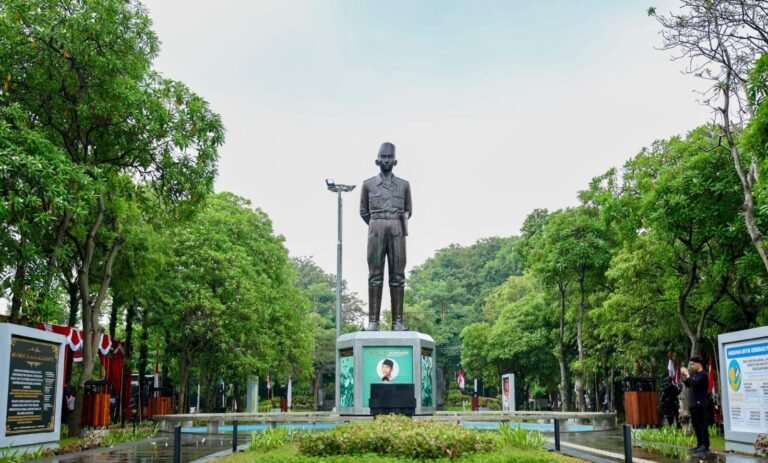 Patung RM Bambang Soeprapto berdiri tegak di Taman Gajahmungkur, Kota Semarang.