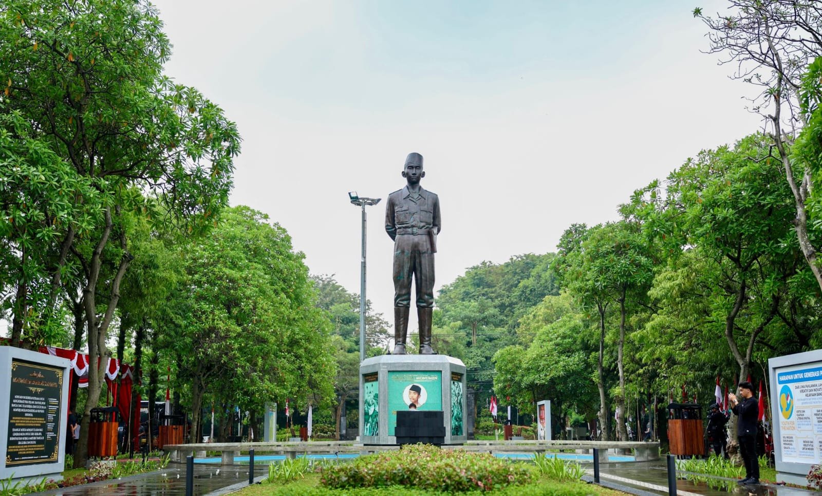 Patung RM Bambang Soeprapto berdiri tegak di Taman Gajahmungkur, Kota Semarang.