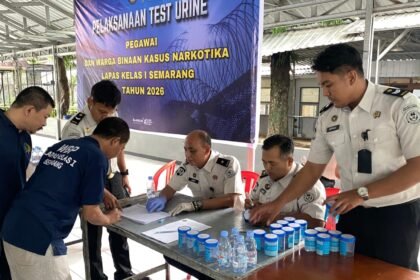 Napi Lapas Semarang (kaus biru) mengikuti rangkaian tes urine mengecek narkotika. *(ist)