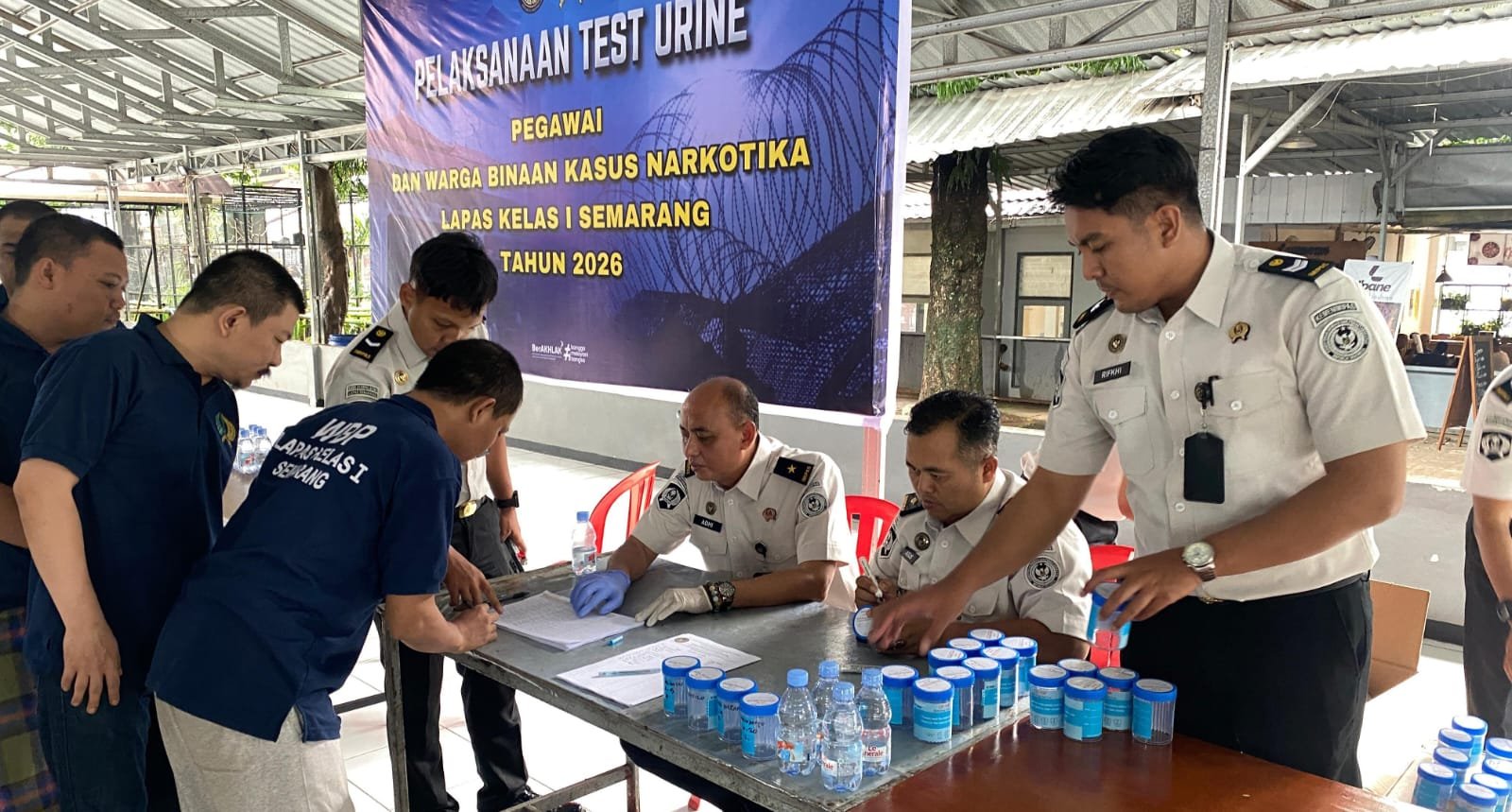Napi Lapas Semarang (kaus biru) mengikuti rangkaian tes urine mengecek narkotika. *(ist)