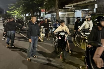 Puluhan pemuda diduga pelaku balap liar di Kota Semarang digiring polisi, Minggu (11/1/2026). (ist)