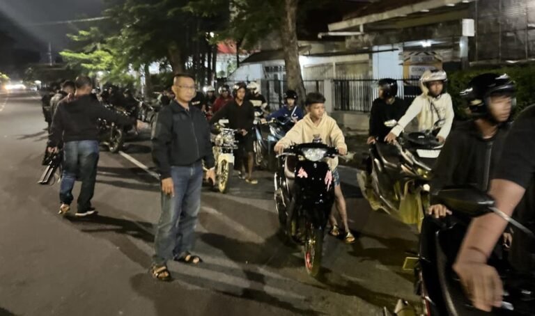 Puluhan pemuda diduga pelaku balap liar di Kota Semarang digiring polisi, Minggu (11/1/2026). (ist)