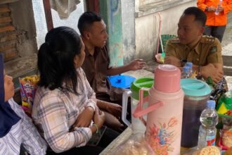 Wali Kota Solo Respati Ardi ngobrol bersama warga setekah mengecek talud yang ambrol di Nusukan.