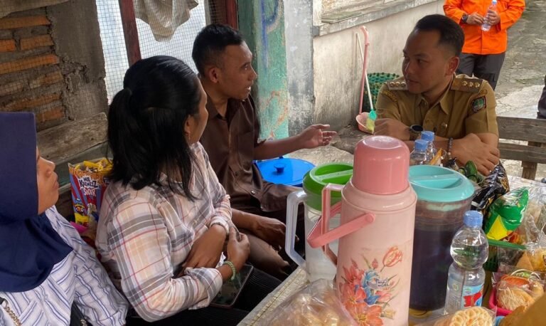 Wali Kota Solo Respati Ardi ngobrol bersama warga setekah mengecek talud yang ambrol di Nusukan.