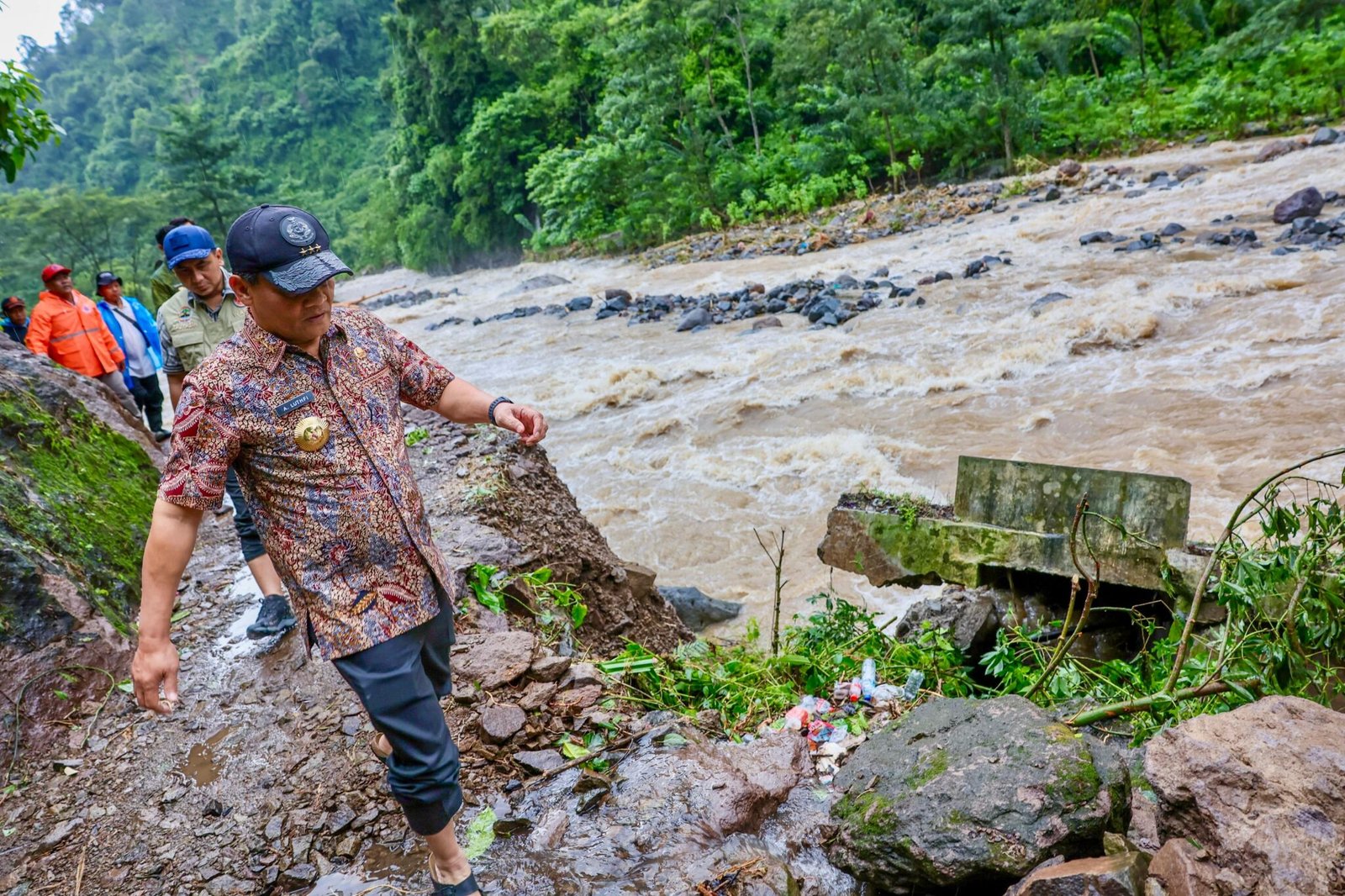 Gubernur Jateng, Ahmad Luthfi meninjau kawasan terdampak longsor di Jepara, Selasa (13/1/2026). (ist)