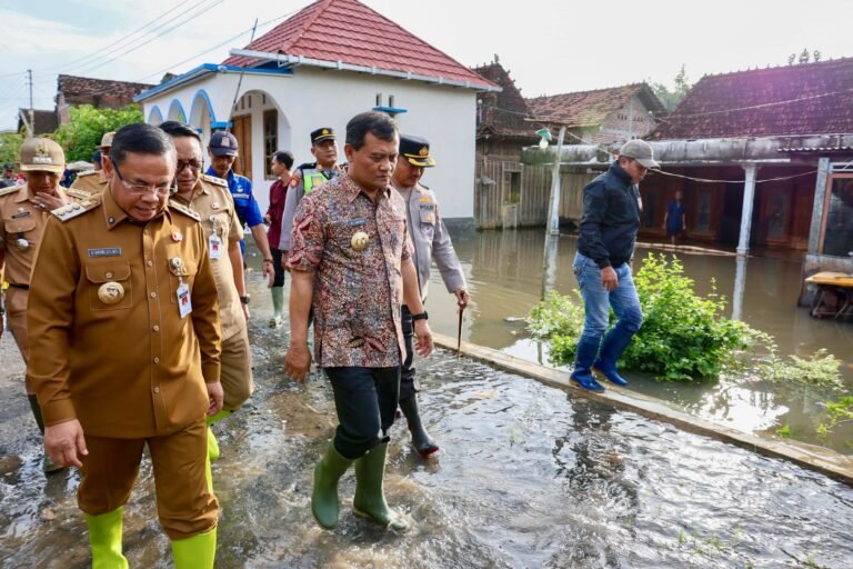 Gubernur Jateng, Bupati Pati dan sejumlah pihak meninjau banjir Pati, Selasa (13/1/2026). *(ist)