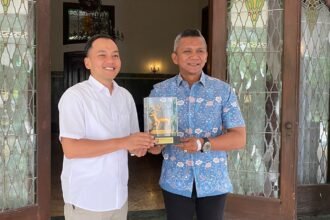 Wali Kota Solo, Respati Ardi, menerima cedera mata dari Wakil Wali Kota Bogor, Jenal Mutaqin, di Loji Gandrung, Jumat (14/1/2026).