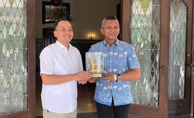 Wali Kota Solo, Respati Ardi, menerima cedera mata dari Wakil Wali Kota Bogor, Jenal Mutaqin, di Loji Gandrung, Jumat (14/1/2026).