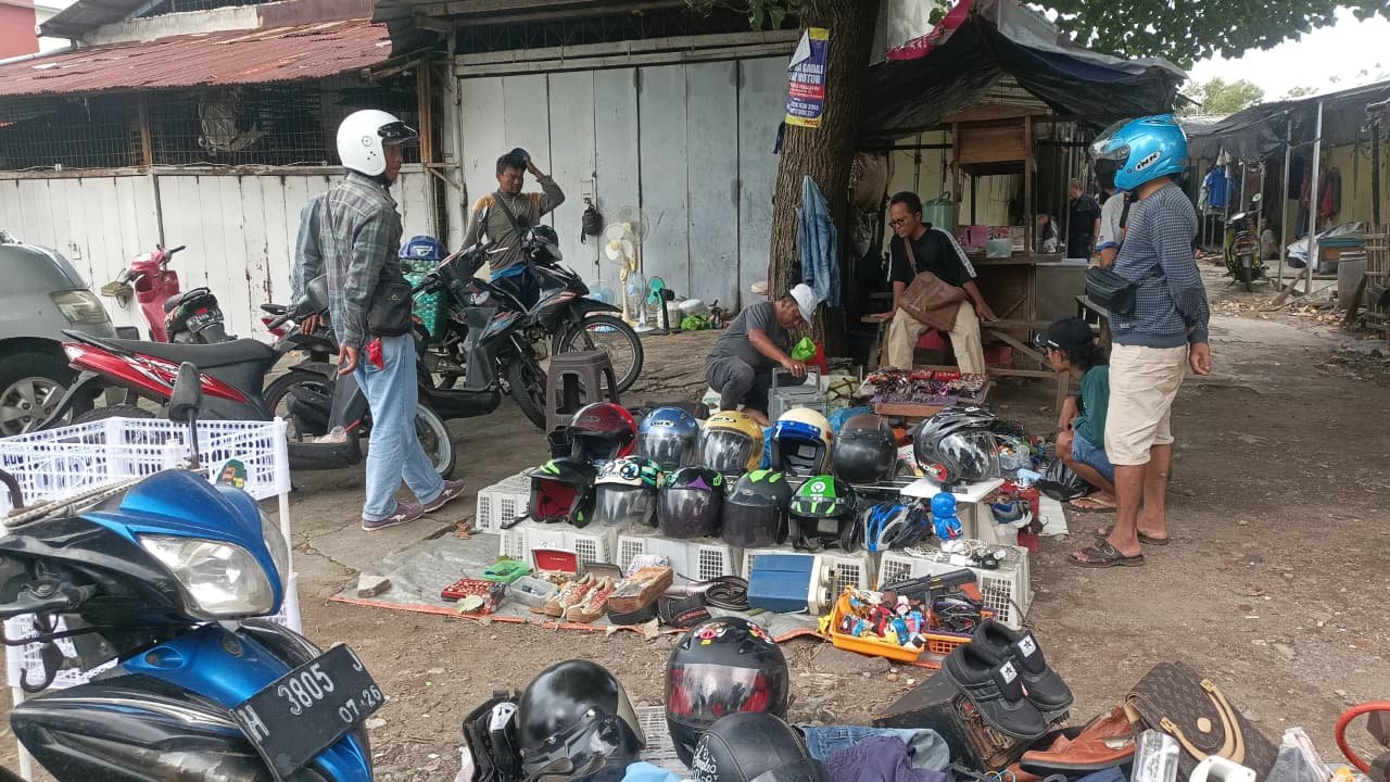 Pembeli yang melihat-lihat barang bekas di Pasar Krokosono, Semarang, Jumat (16/1/2026). (dul)