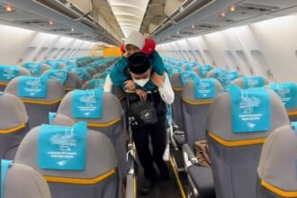 Ilustrasi petugas haji daerah membantu jemaah haji yang membutuhkan pertolongan.