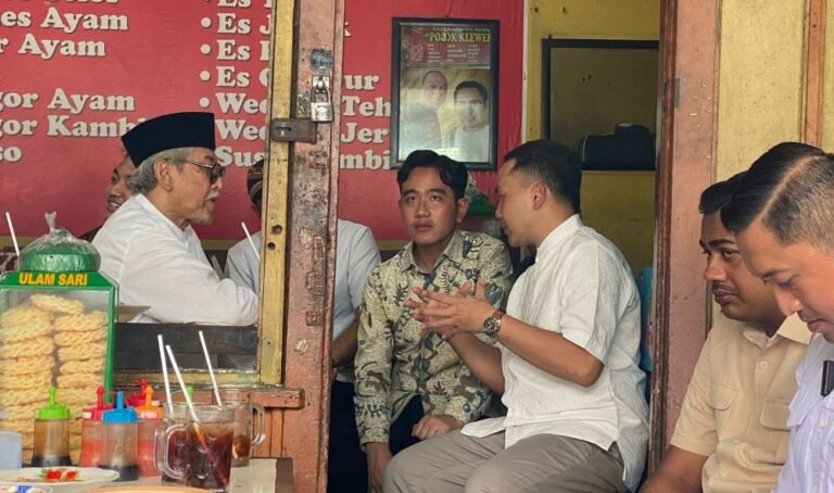 Wali Kota Solo Respati Ardi (kanan) berbincang dengan Wapres Gibran Rakabuming Raka, di warung sate Pak Joko' Pasar Klewer, Solo, Jumat (16/12026).