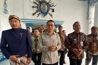 Wali Kota Solo Respati Ardi dampingi Menteri Kebudayaan (Menbud) Fadli Zon serahkan SK Keraton Solo, Minggu (18/1/2026).