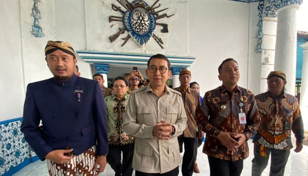 Wali Kota Solo Respati Ardi dampingi Menteri Kebudayaan (Menbud) Fadli Zon serahkan SK Keraton Solo, Minggu (18/1/2026).