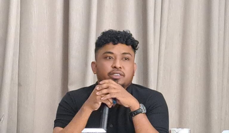 Adrian, mantan awak kapal perikanan saat bercerita di Semarang, Senin (19/1/2026). (bae)