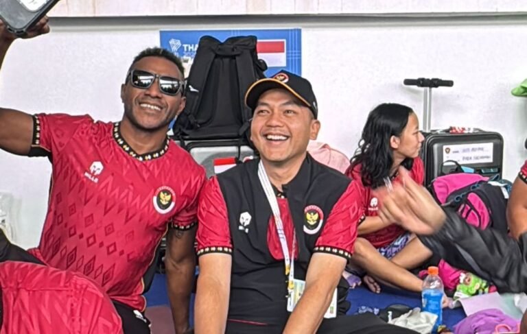 Wali Kota Solo Respati Ardi (kanan) bersama atlet ASEAN Para Games di Tailan.