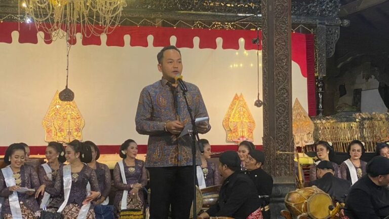 Wali Kota Solo Respati Ardi hadir langsung di acara 100 hari wafatnya Ki Anom Suroto, yang digelar keluarga besar almarhum di Kebon Seni Timasan, Sabtu (24/1/2026) malam.