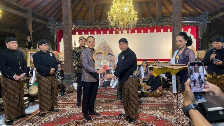 Wali Kota Solo Respati Ardi hadir langsung di acara 100 hari wafatnya Ki Anom Suroto, yang digelar keluarga besar almarhum di Kebon Seni Timasan, Sabtu (24/1/2026) malam.