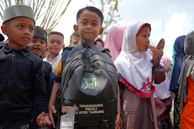 Anak-anak di Aceh Tamiang bersemangat menerima bantuan dari Pemkab Temanggung. Para siswa kembali bersemangat masuk sekolah.