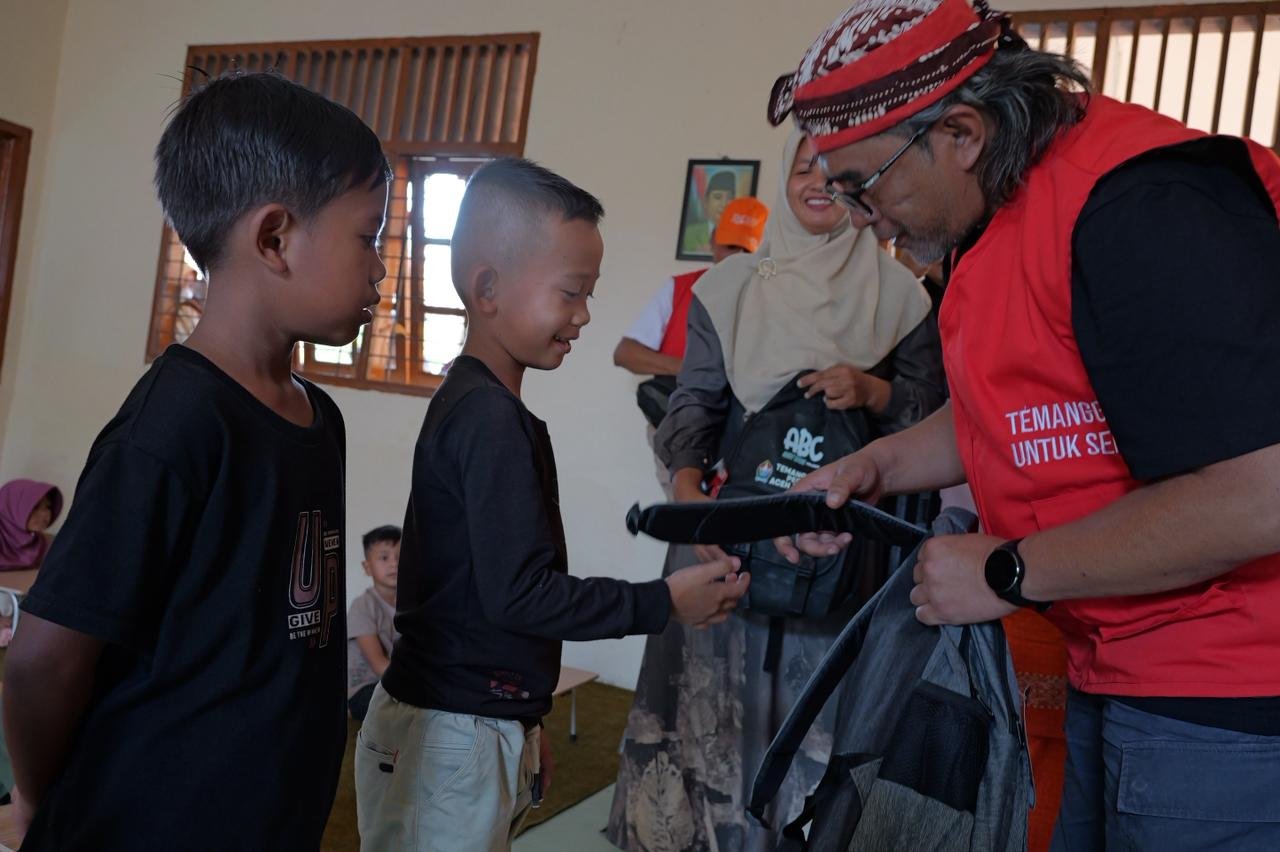Bupati Temanggung Agus Gondrong membagikan bantuan peralatan sekolah untuk anak-anak di Aceh Tamiang, Senin (26/1/2026).