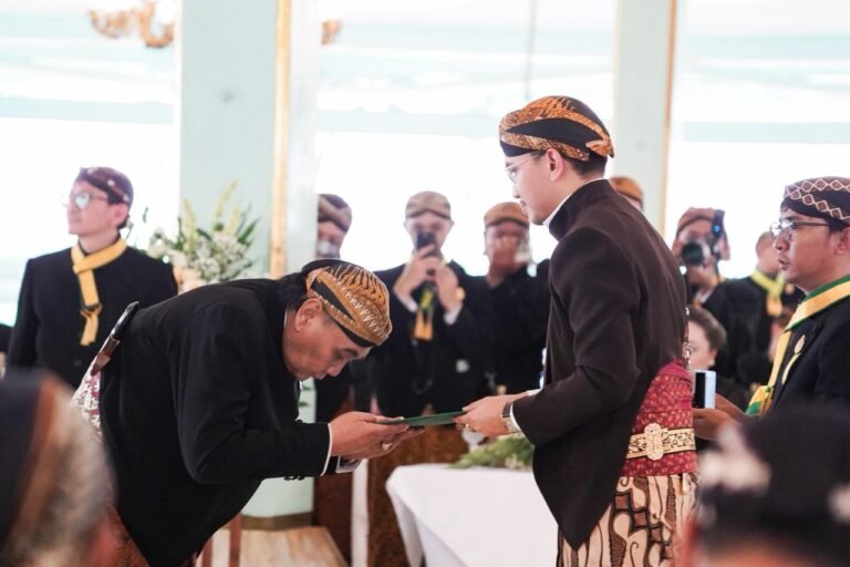 Politikus senior PDIP, Bambang Pacul mendapat gelar kehormatan Kanjeng Pangeran (KP) dalam acara Tingalan Jumenengan ke-4 Mangkunegara X di Pura Mangkunegaran, Kota Solo, Selasa (27/1/2026).