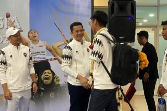 Wali Kota Solo Respati Ardi mendampingi Wamenpora RI, Taufik Hidayat, menyambut kepulangan atlet di Bandara Adi Soemarmo, Selasa (27/1/2026) malam.