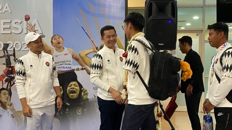 Wali Kota Solo Respati Ardi mendampingi Wamenpora RI, Taufik Hidayat, menyambut kepulangan atlet di Bandara Adi Soemarmo, Selasa (27/1/2026) malam.
