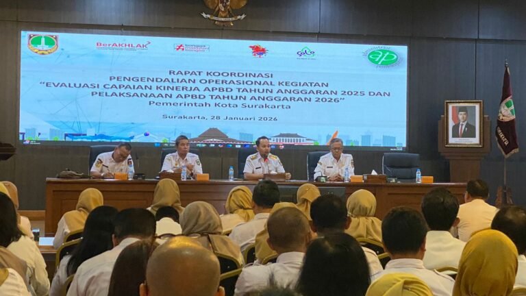 Wali Kota Respati Ardi pimpin Rapat Koordinasi Pengendalian Operasional Kegiatan (RAKORPOK) di Bale Tawangarum, Balai Kota Solo, Rabu (28/1/2026).