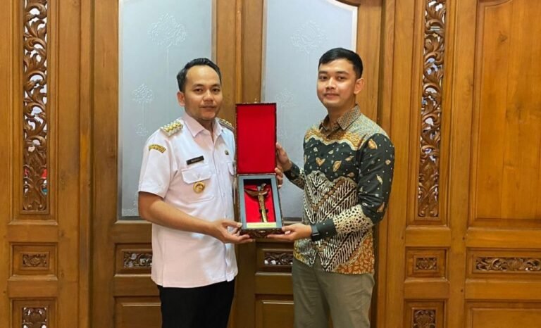 Wali Kota Solo Respati Ardi serahkan cindera mata kepada Kusuma Refa Haratama, Dosen D4 Transportasi Fakultas Vokasi Universitas Negeri Surabaya (Unesa). Respati ngundang Refa buat duduk bareng bahas optimalisasi layanan transportasi di Kota Bengawan.