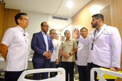 Wali Kota Solo, Respati Ardi mendampingi Menteri Kesehatan (Menkes) RI, Budi Gunadi melakukan tinjauan fasilitas kesehatan di Rumah Sakit (RS) Kardiologi Emirates-Indonesia (KEI), Kamis (29/1/2026).