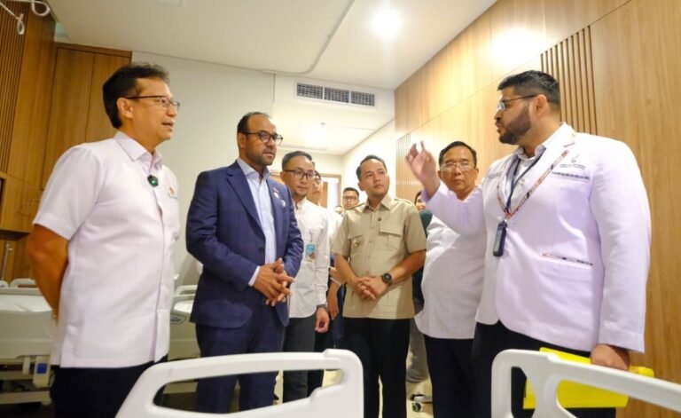Wali Kota Solo, Respati Ardi mendampingi Menteri Kesehatan (Menkes) RI, Budi Gunadi melakukan tinjauan fasilitas kesehatan di Rumah Sakit (RS) Kardiologi Emirates-Indonesia (KEI), Kamis (29/1/2026).