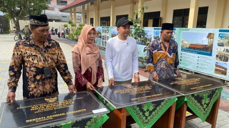 Wali Kota Solo, Respati Ardi, resmi meresmikan tiga bangunan SD Negeri sekaligus, Jumat (30/1/2026).