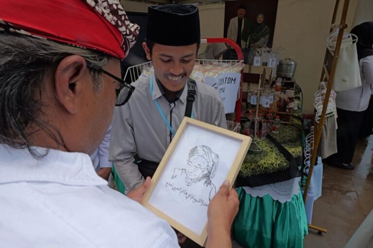 Bupati Temanggung Agus Setyawan (Agus Gondrong) melihat lukisan Hadratussyaikh Hasyim Asyari, saat Harlah 100 tahun NU di Temanggung.