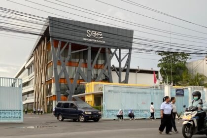 Buruh melintas di depan pabrik Sritex, saat pabrik tekstil tersebut masih beroperasi. Kini, ribuan buruh menunggu pesangon.