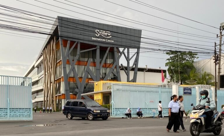 Buruh melintas di depan pabrik Sritex, saat pabrik tekstil tersebut masih beroperasi. Kini, ribuan buruh menunggu pesangon.