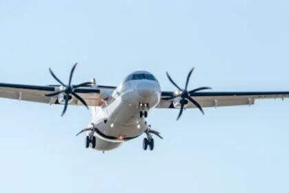 Ilustrasi pesawat ATR terbang di udara.