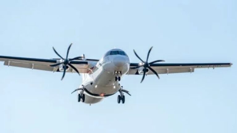 Ilustrasi pesawat ATR terbang di udara.