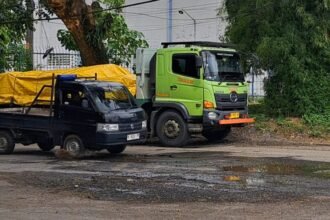 Mobil pickup roda depannya kejeblos lubang jalan di Kawasan Industri Candi Semarang, Minggu (25/1/2026). (bae)