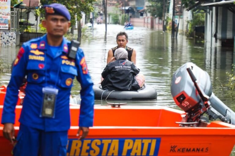 Ilustrasi petugas mengevakuasi warga korban banjir di Pati.