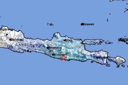 Tanda bintang menunjukkan lokasi pusat gempa Pacitan pagi ini. (BMKG)