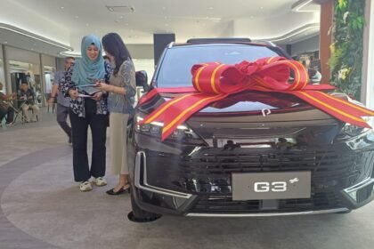 Calon pembeli mendapat penjelasan mengenai keunggulan mobil listrik G3+ Polytron, di Polytron EV Showroom & Services, Jl Ahmad Yani, Kota Semarang.