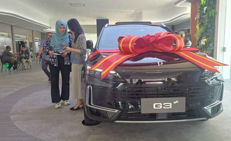 Calon pembeli mendapat penjelasan mengenai keunggulan mobil listrik G3+ Polytron, di Polytron EV Showroom & Services, Jl Ahmad Yani, Kota Semarang.